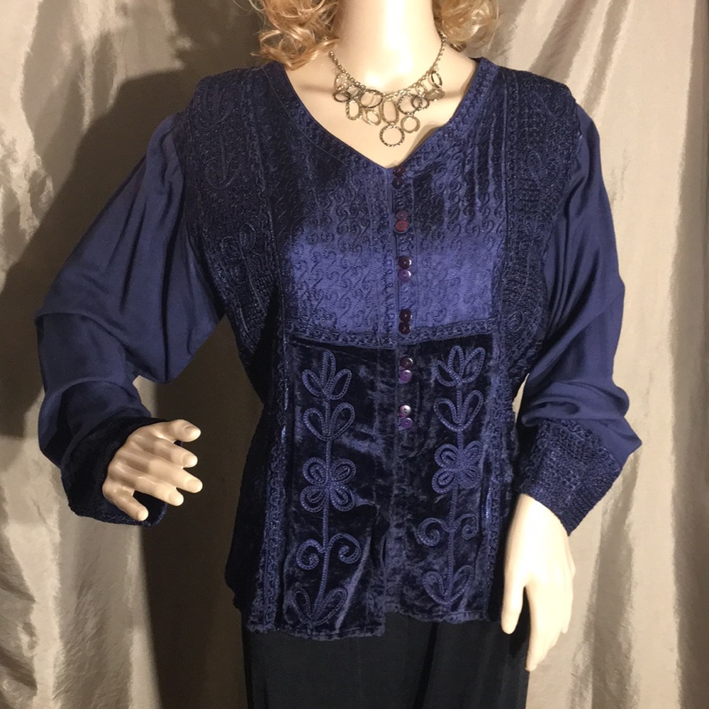 Up for sale is a Brocade style tunic size M/L